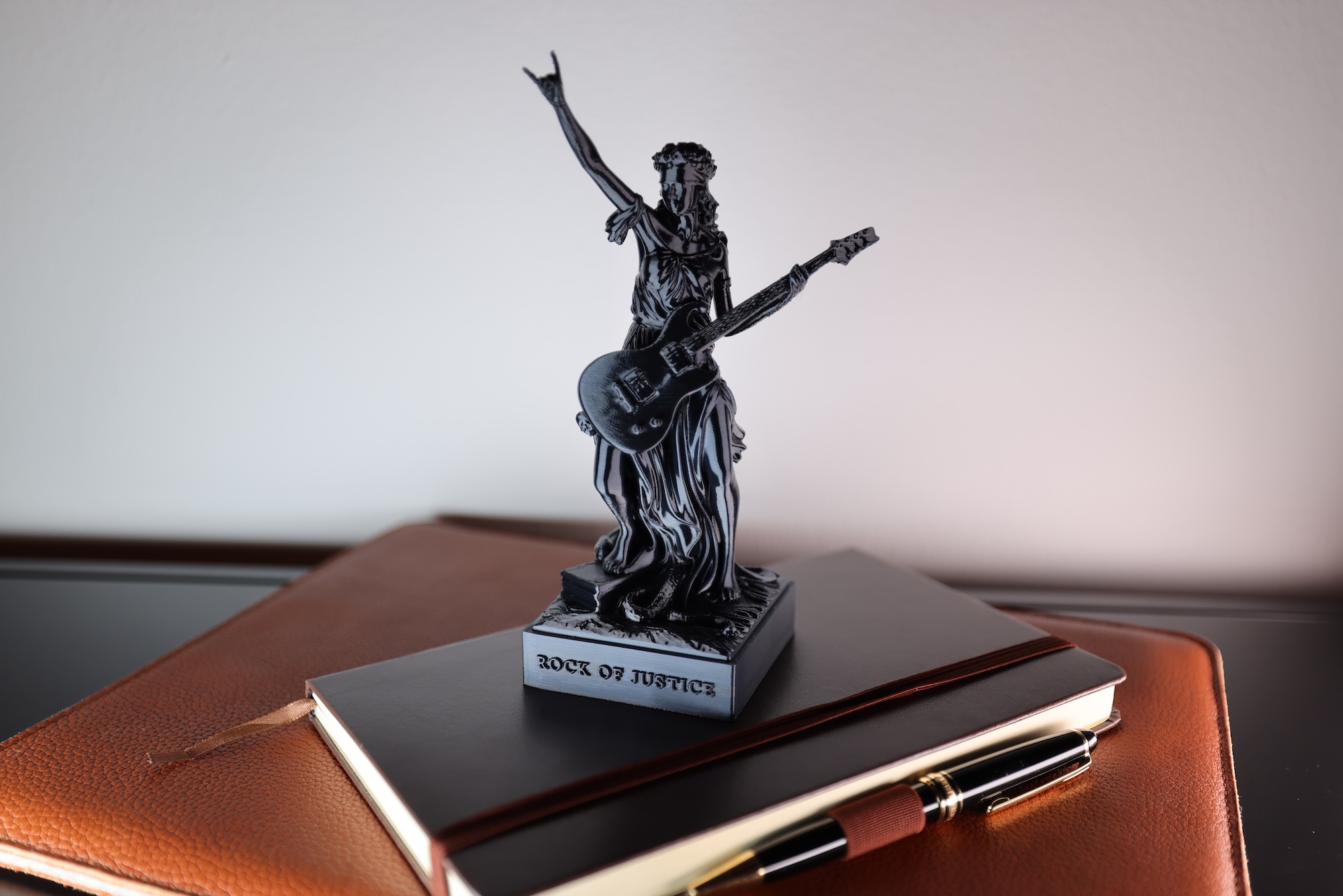 ROCK OF JUSTICE™ Justitia-Statue mit E-Gitarre und Rockhand