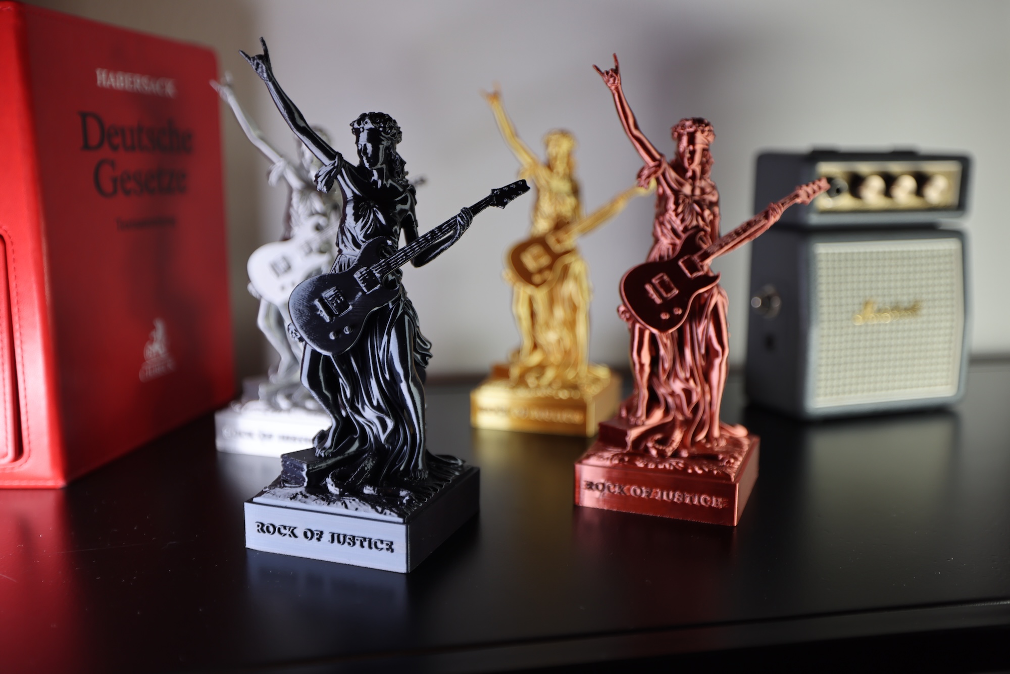 ROCK OF JUSTICE™ Justitia-Statue mit E-Gitarre und Rockhand – Bild 2