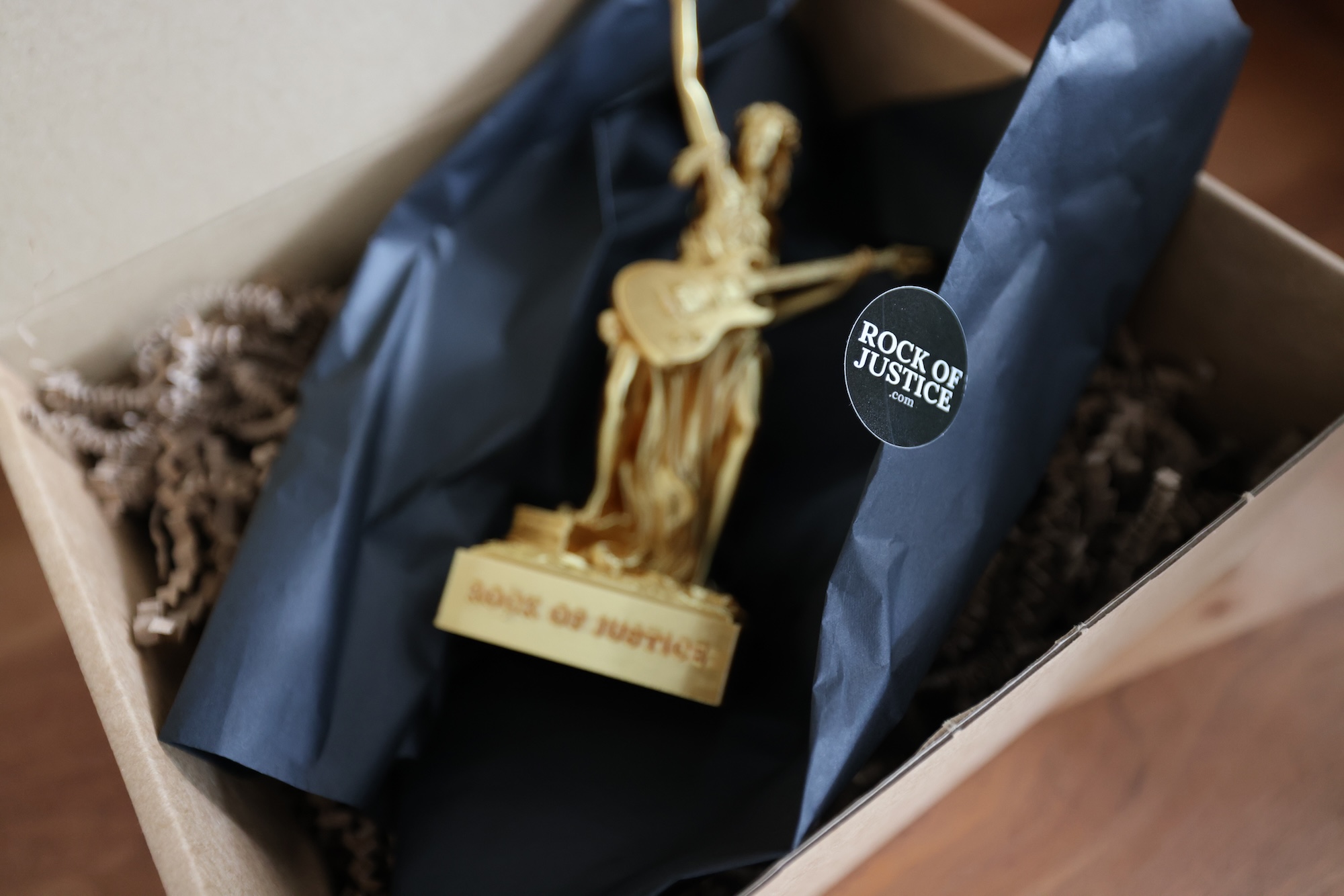 ROCK OF JUSTICE™ Justitia-Statue mit E-Gitarre und Rockhand – Bild 5